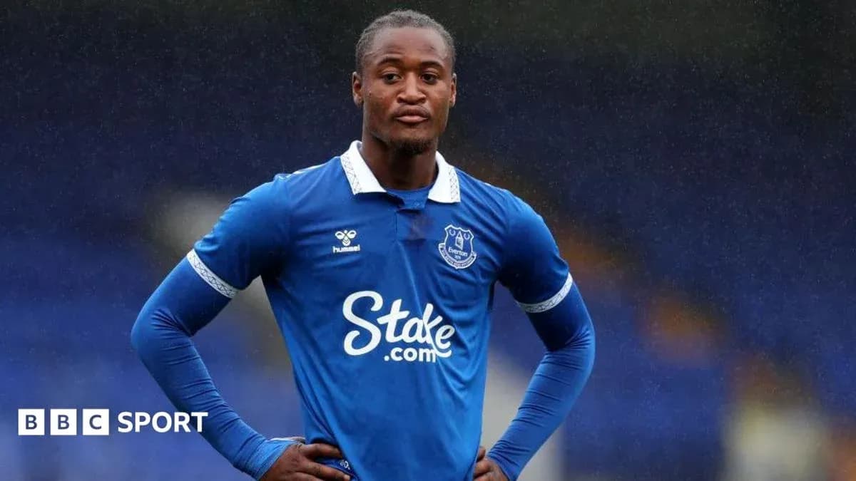 Jugador de Everton posando en uniforme azul