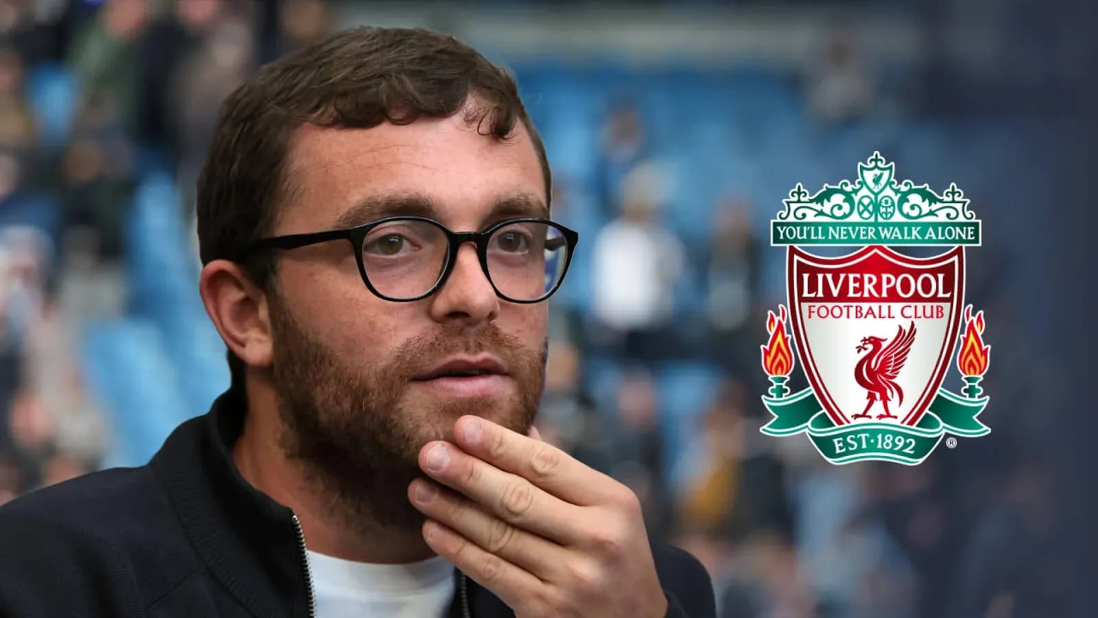 Hombre pensativo con logo de Liverpool de fondo