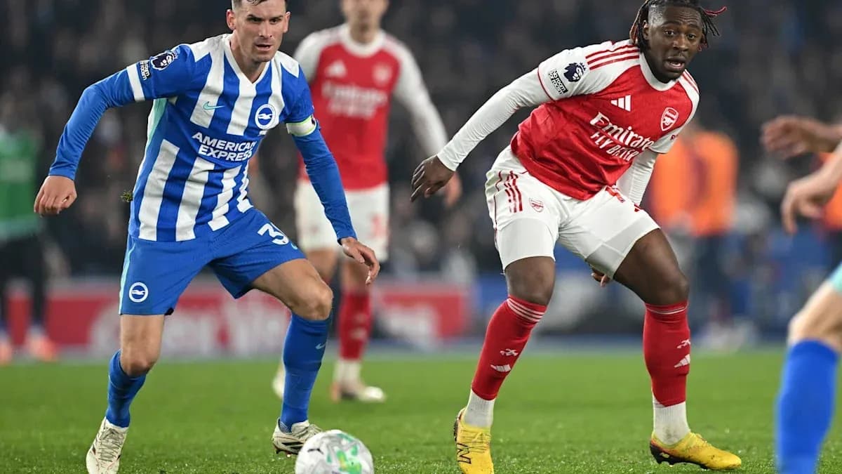 Jugadores de Brighton y Arsenal luchando por el balón