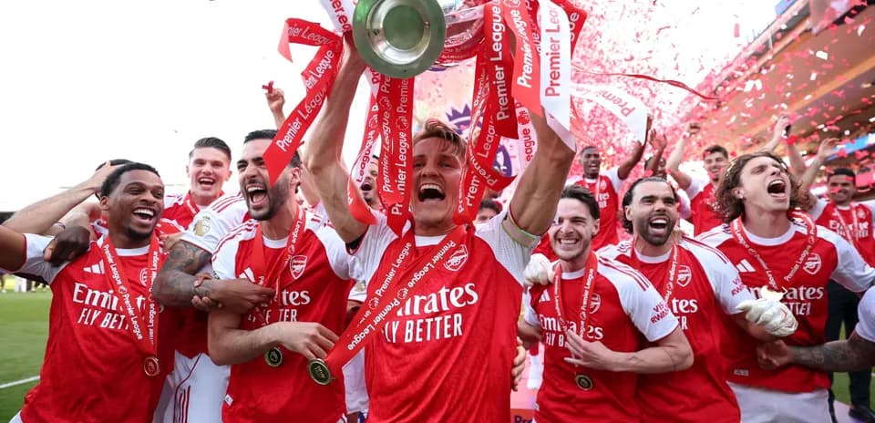 Jugadores de Arsenal celebrando con trofeo de Premier League