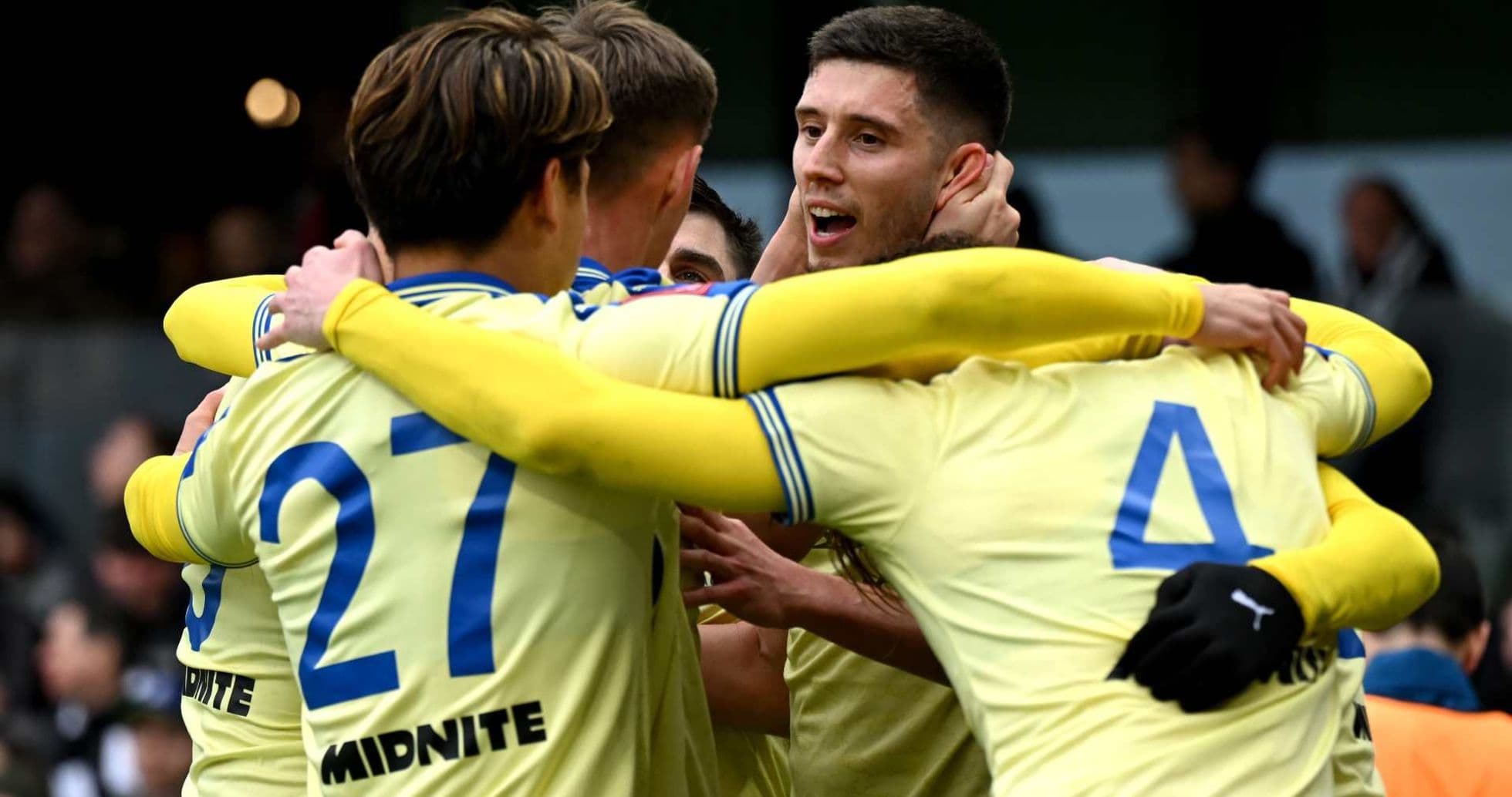 Jugadores celebrando un gol en el campo
