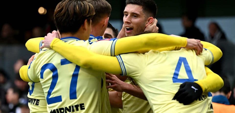 Jugadores celebrando un gol en el campo