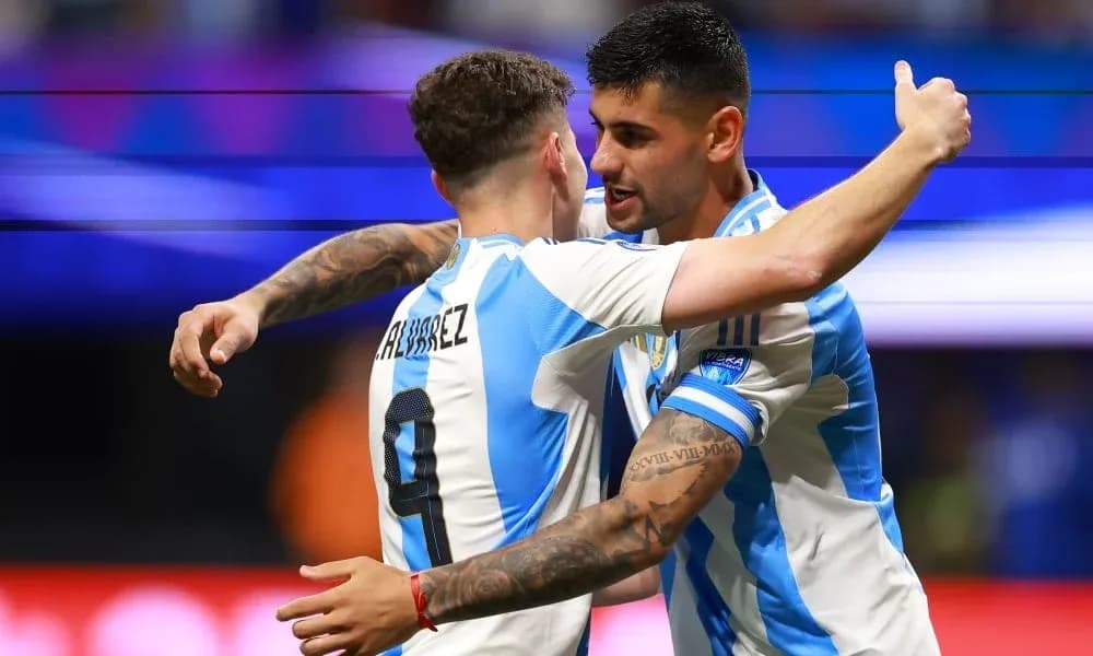 Jugadores de Argentina celebrando un gol juntos
