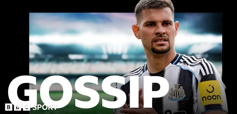 Jugador de Newcastle con camiseta y cinta de capitán