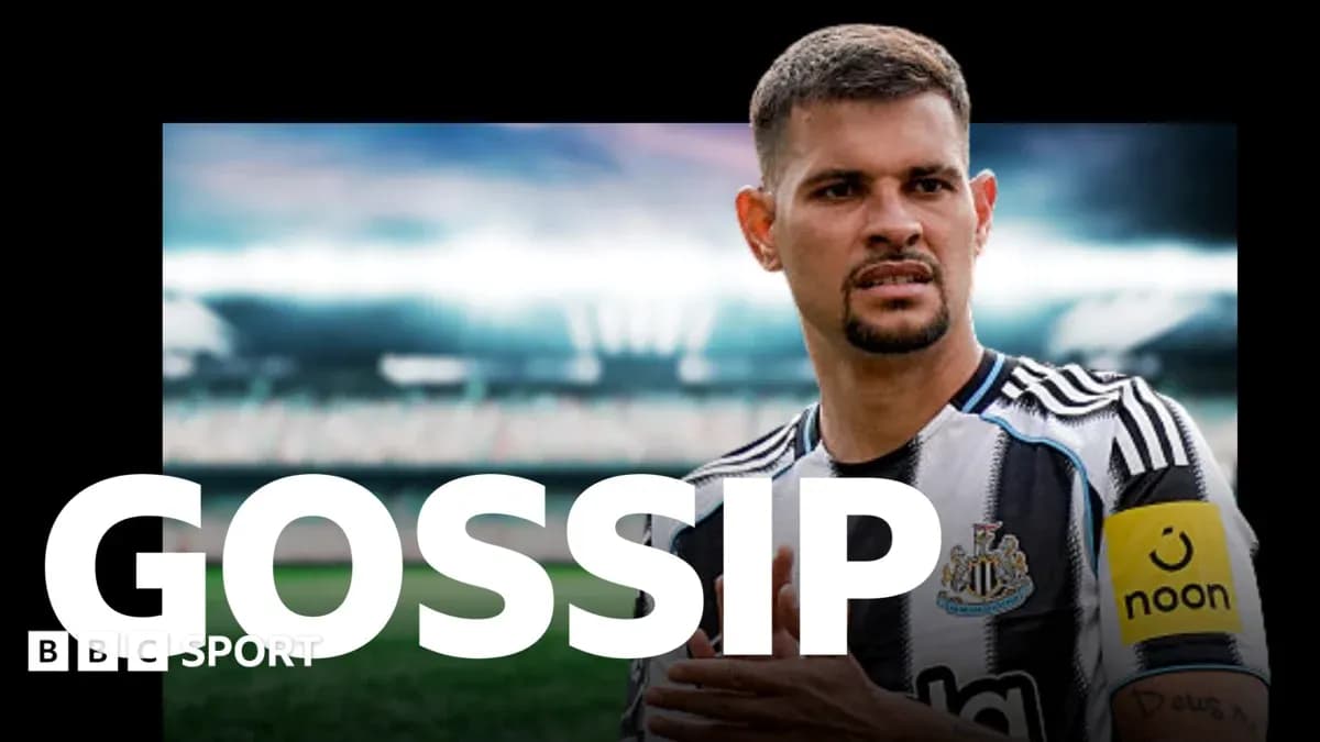 Jugador de Newcastle con camiseta y cinta de capitán