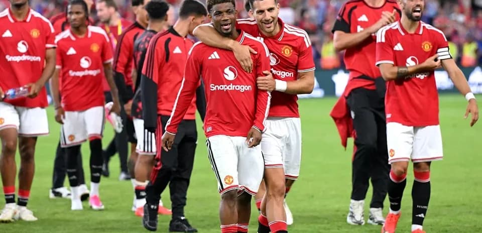 Jugadores de Manchester United celebrando en el campo