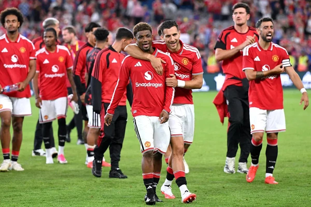 Jugadores de Manchester United celebrando en el campo