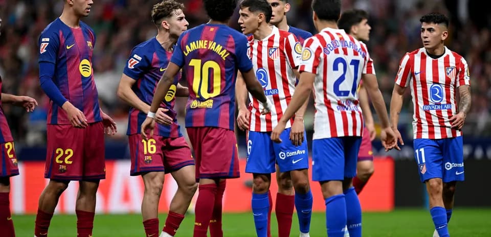 Jugadores de Barcelona y Atlético discutiendo en el campo