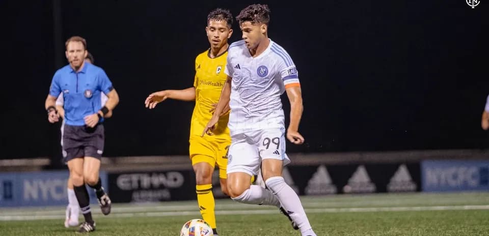 Jugador de NYC II driblando contra Columbus Crew II