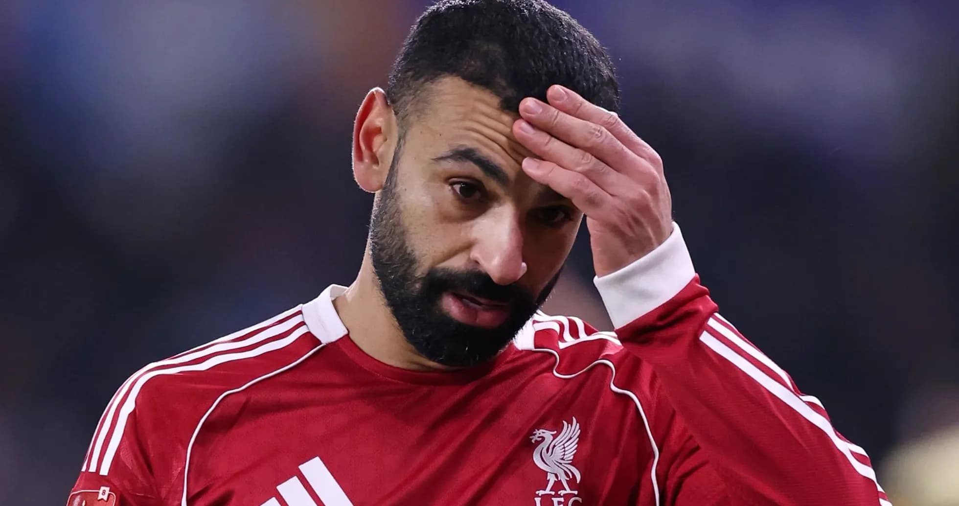 Jugador de Liverpool con camiseta roja durante partido