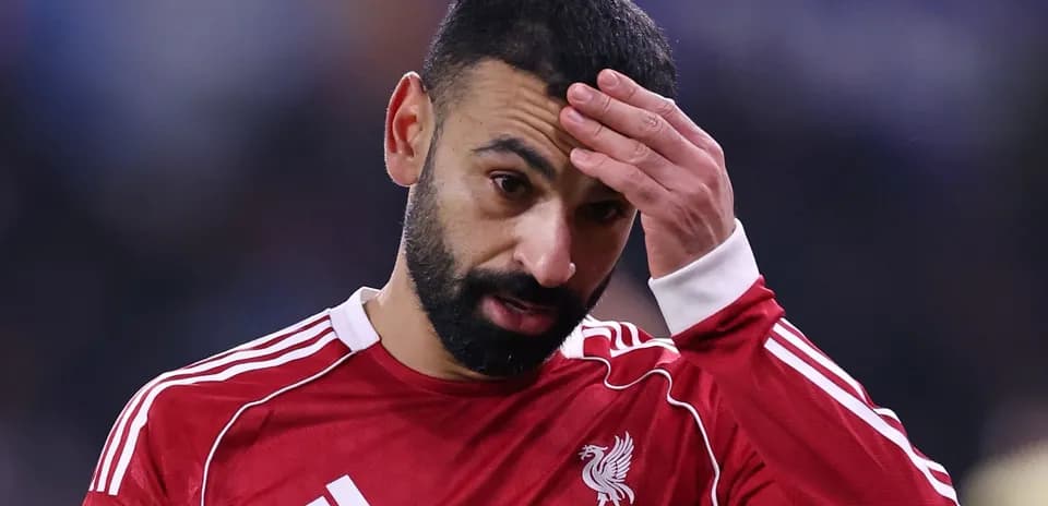 Jugador de Liverpool con camiseta roja durante partido
