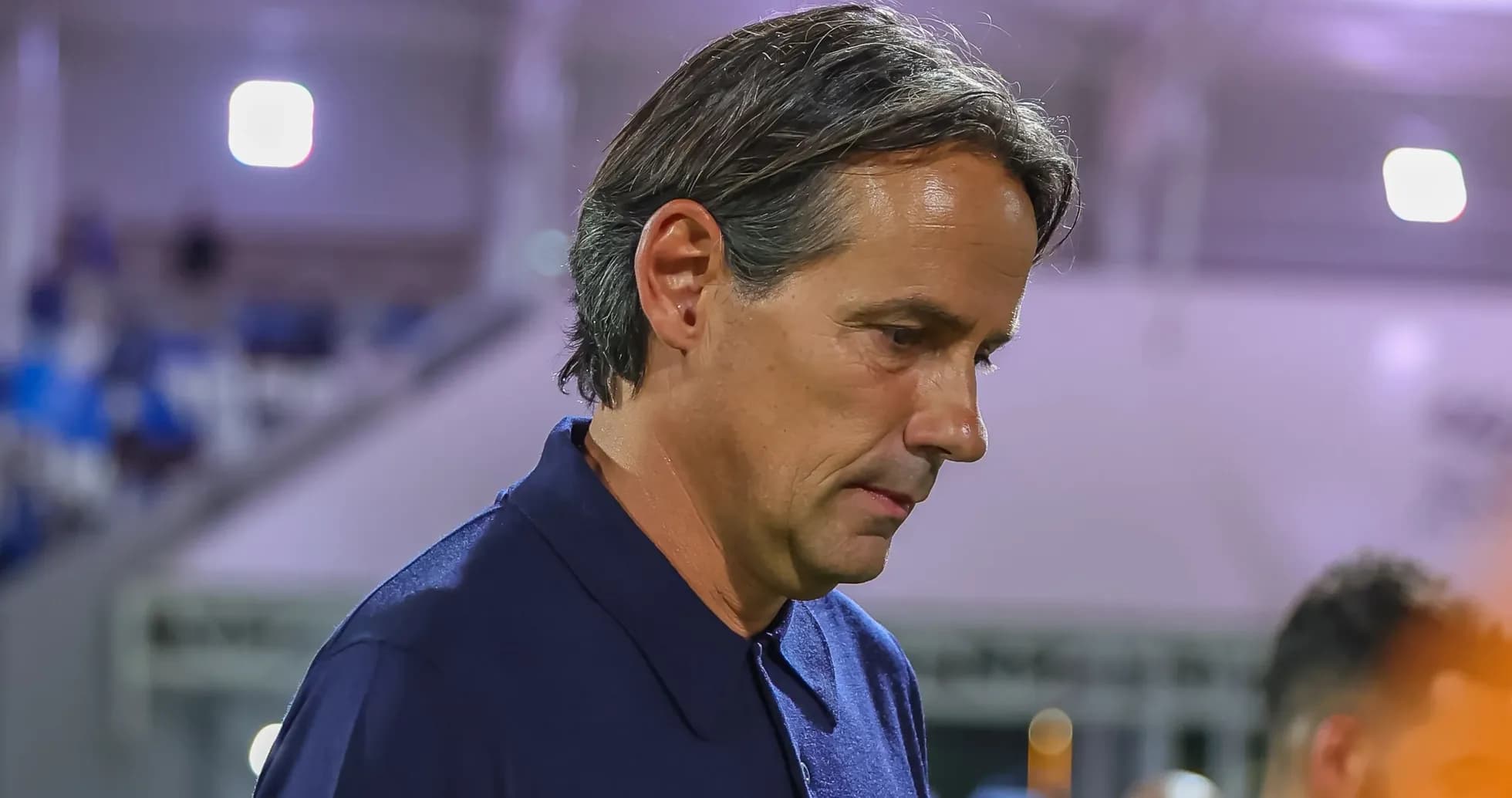 Entrenador caminando por el campo durante el partido