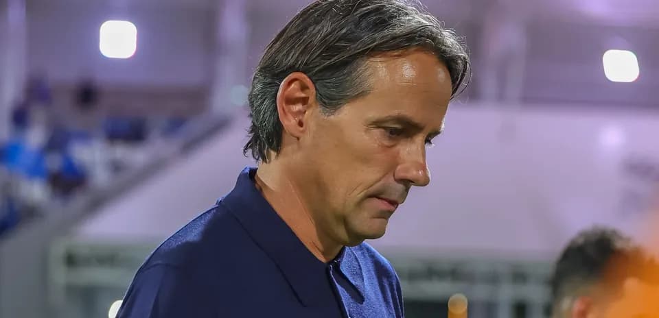 Entrenador caminando por el campo durante el partido