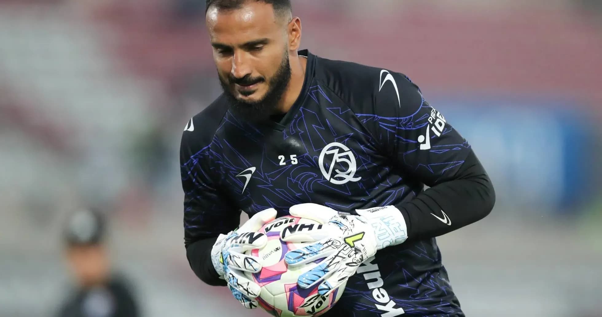 Portero sosteniendo el balón en el partido