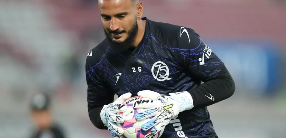 Portero sosteniendo el balón en el partido