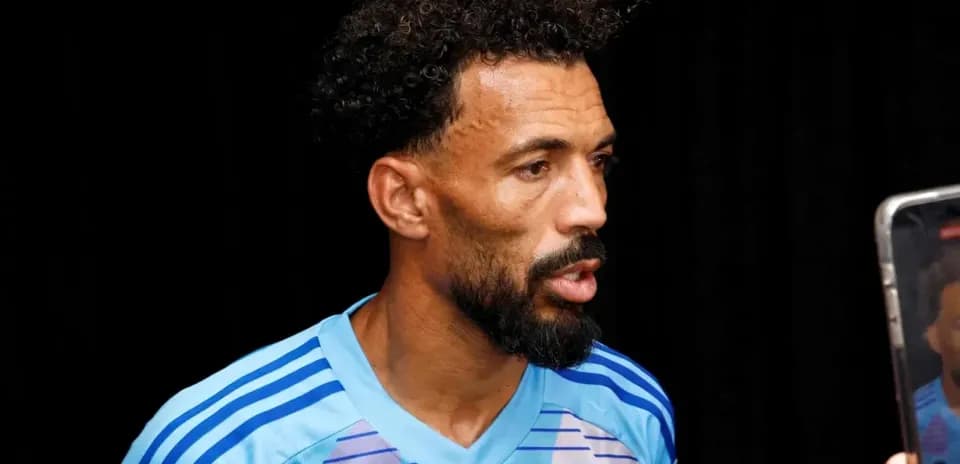 Jugador de fútbol hablando durante una entrevista