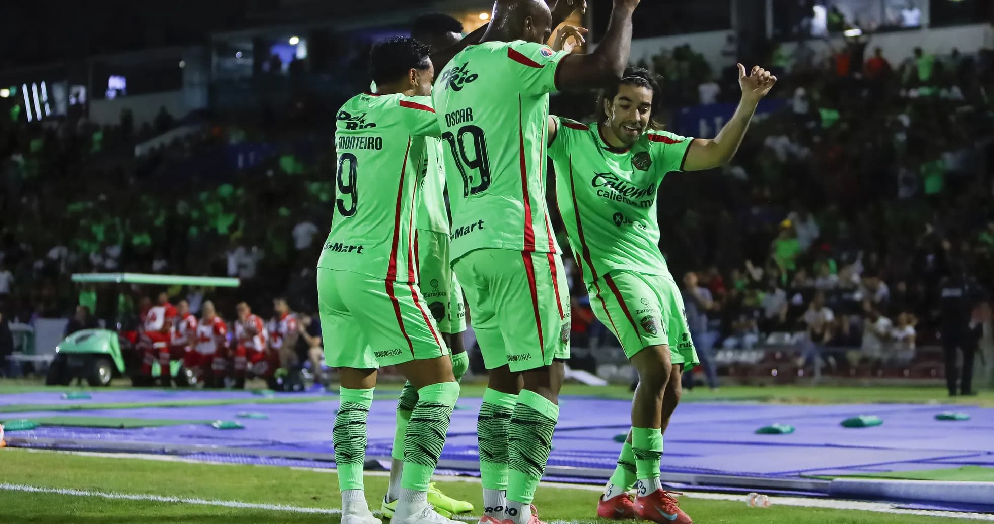Jugadores de FC Juárez celebrando un gol