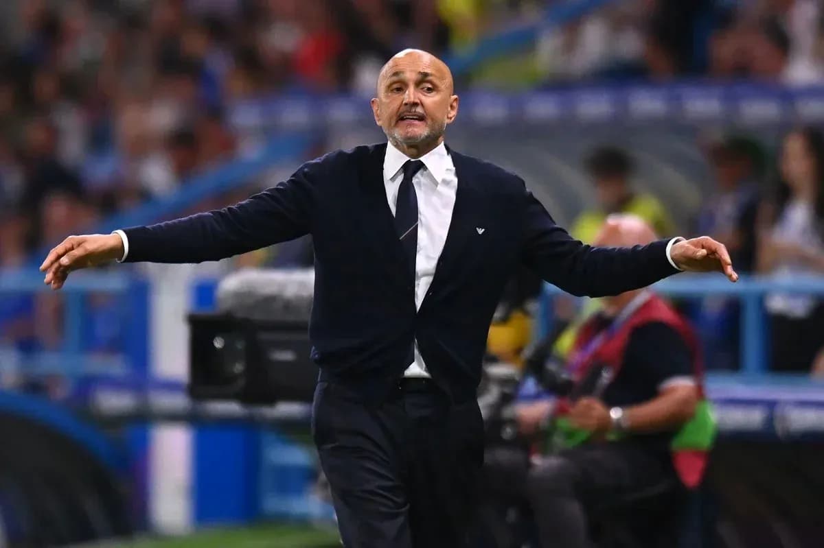 Entrenador dirigiendo a su equipo desde la banda