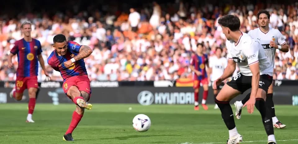 Jugador de Barcelona disparando a portería durante el partido