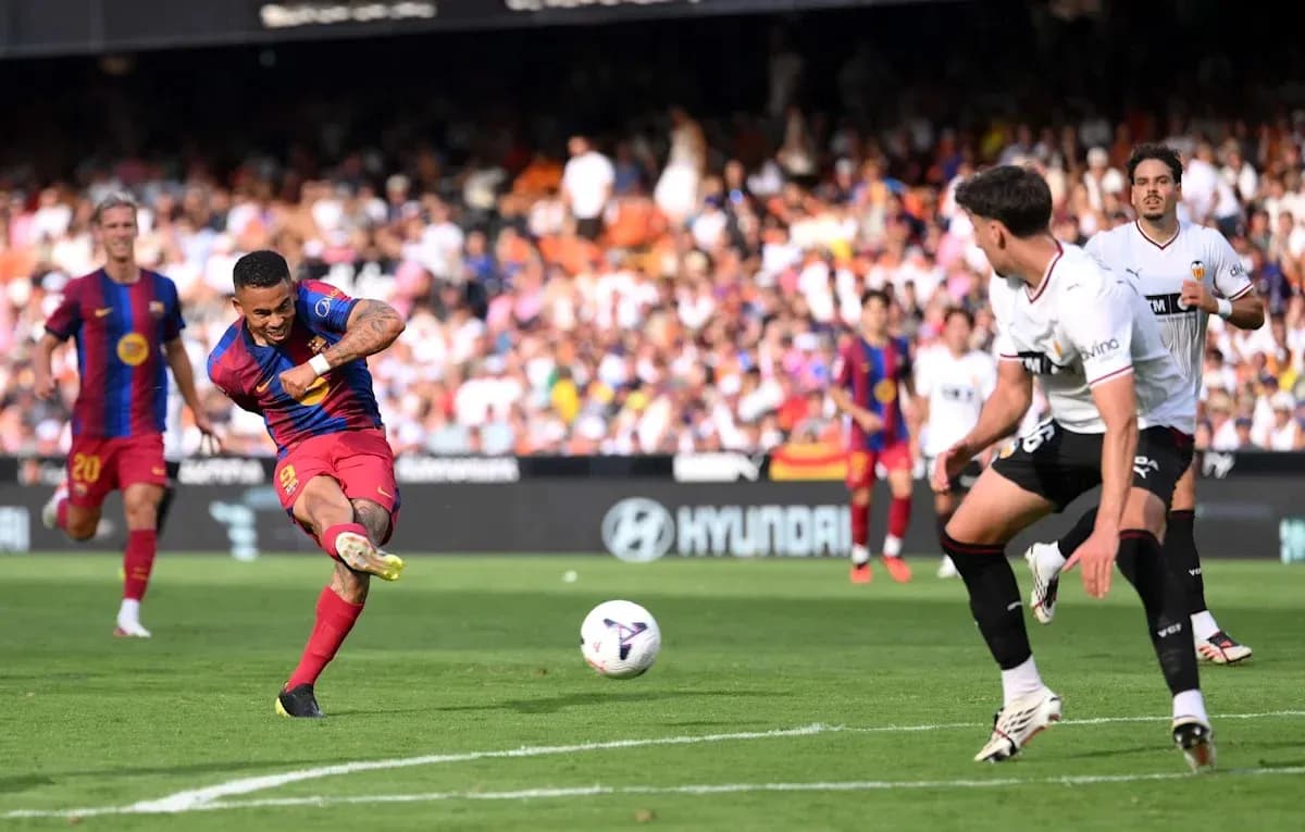 Jugador de Barcelona disparando a portería durante el partido