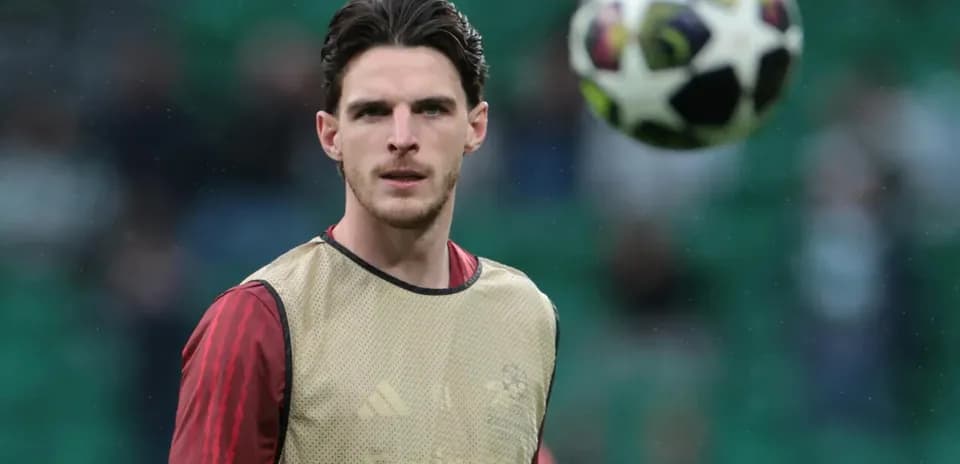 Jugador entrenando con balón en el aire