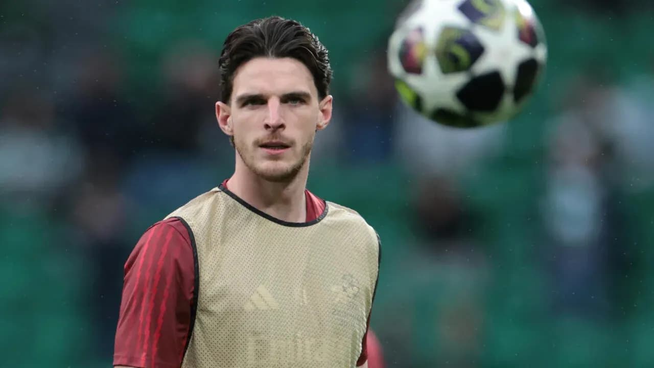 Jugador entrenando con balón en el aire