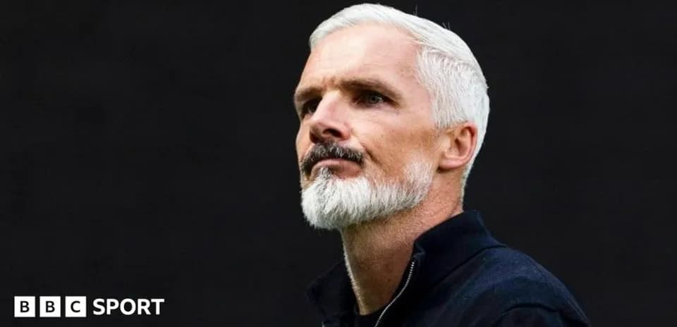 Entrenador con barba y cabello canoso mirando hacia arriba