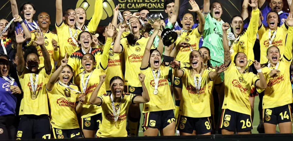 Jugadoras de América celebrando un campeonato