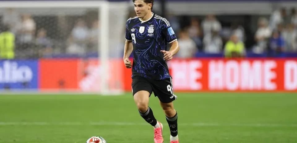 Jugador corriendo con balón en el campo de fútbol