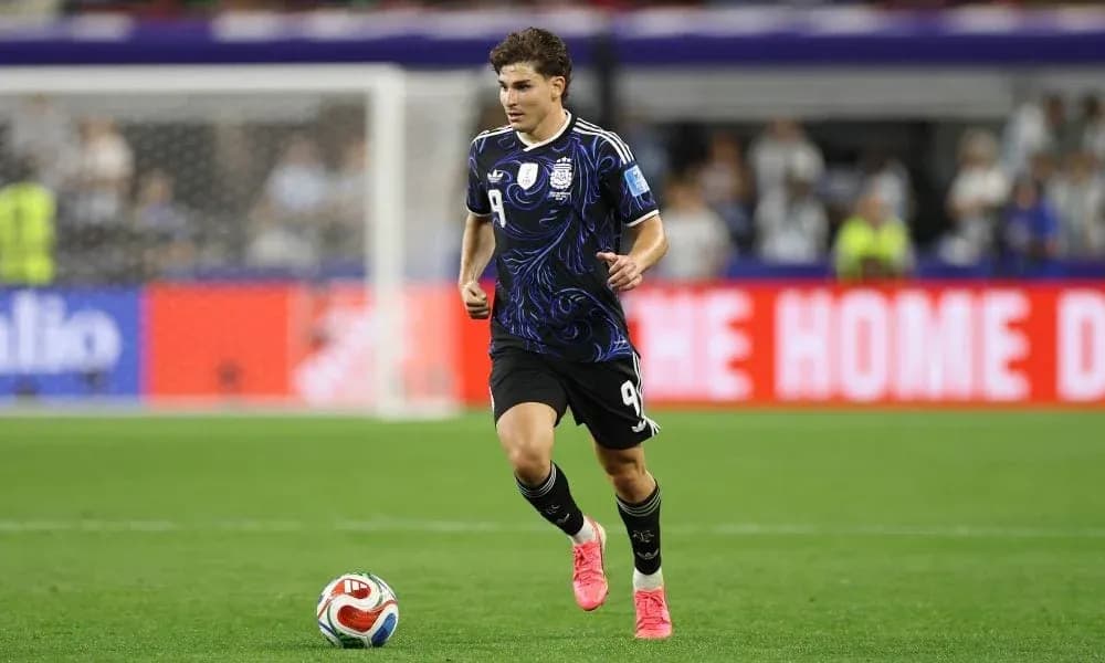 Jugador corriendo con balón en el campo de fútbol