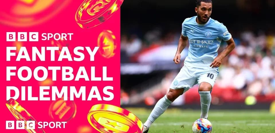 Jugador de Manchester City corriendo con balón en campo