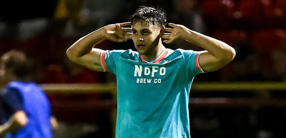 Jugador celebrando con las manos en los oídos