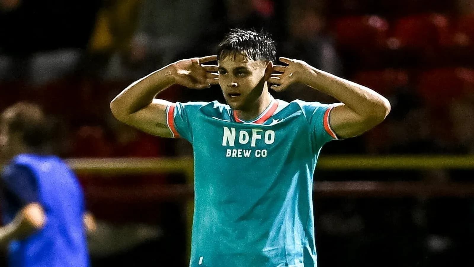 Jugador celebrando con las manos en los oídos