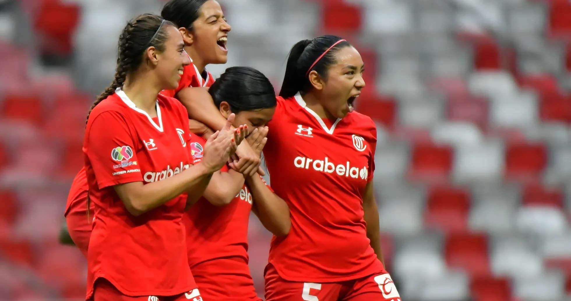 Jugadoras de Toluca celebrando un gol