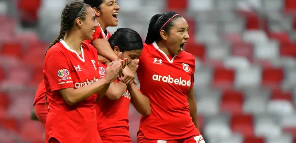 Jugadoras de Toluca celebrando un gol