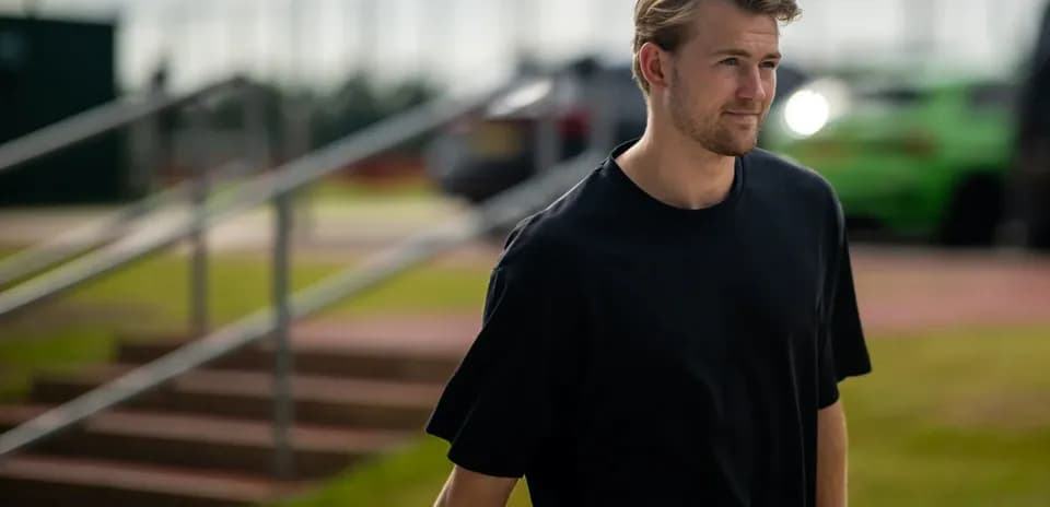 Jugador caminando hacia el campo de entrenamiento