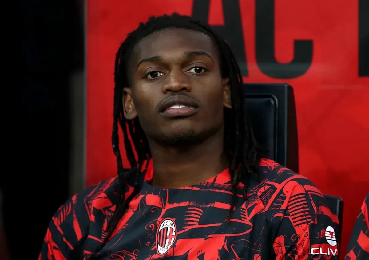 Jugador sentado en el banquillo de AC Milan