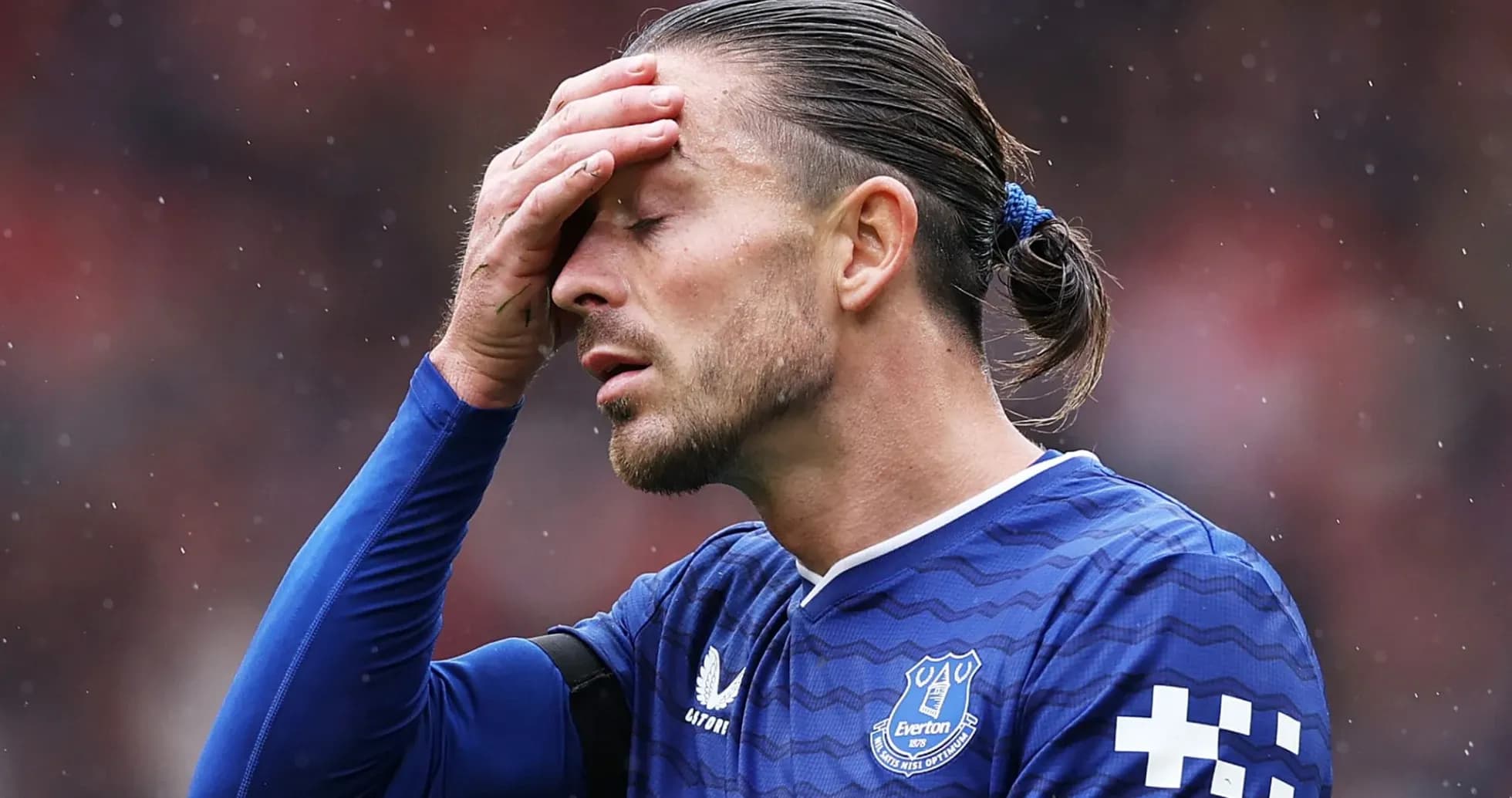 Jugador de Everton con mano en la frente durante el partido