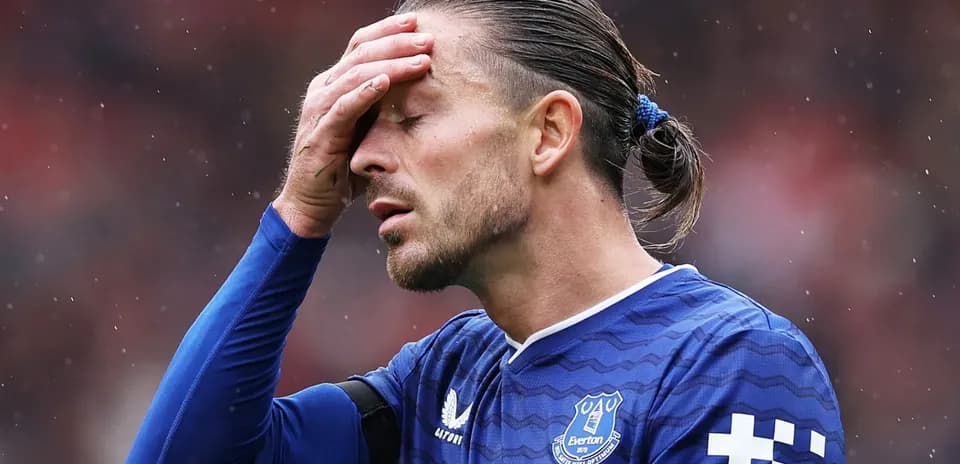 Jugador de Everton con mano en la frente durante el partido