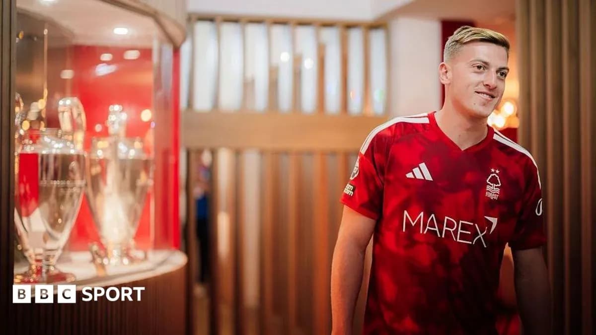 Jugador de Nottingham Forest en camiseta roja posando