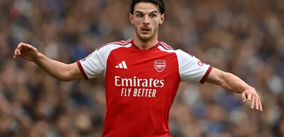 Jugador de Arsenal corriendo en el campo de juego
