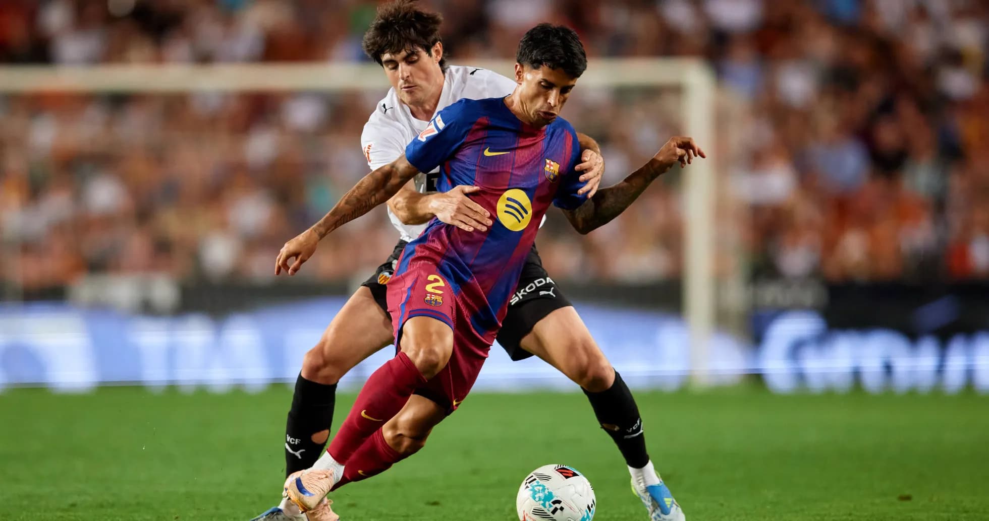 Jugador de Barcelona siendo marcado por oponente