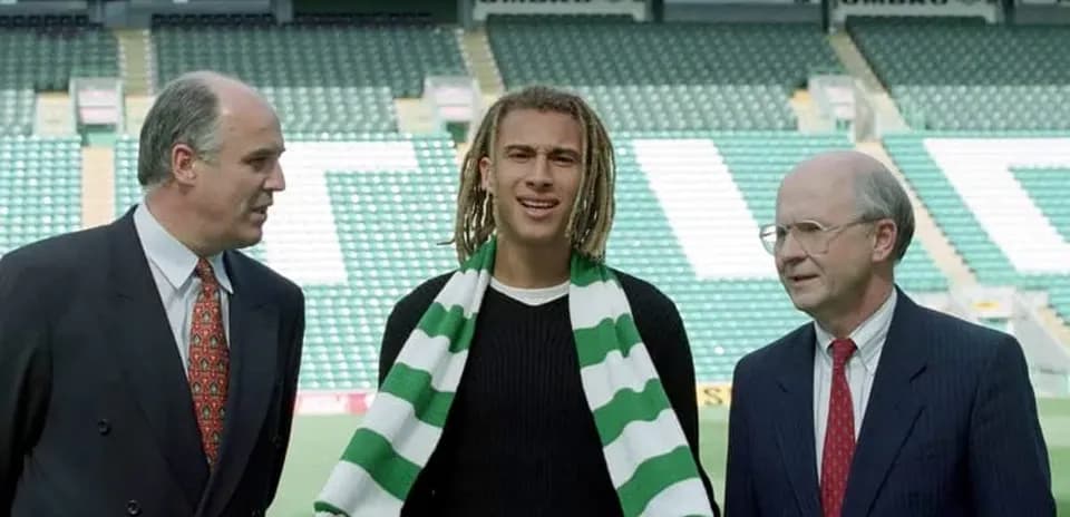 Jugador con bufanda de Celtic en presentación oficial