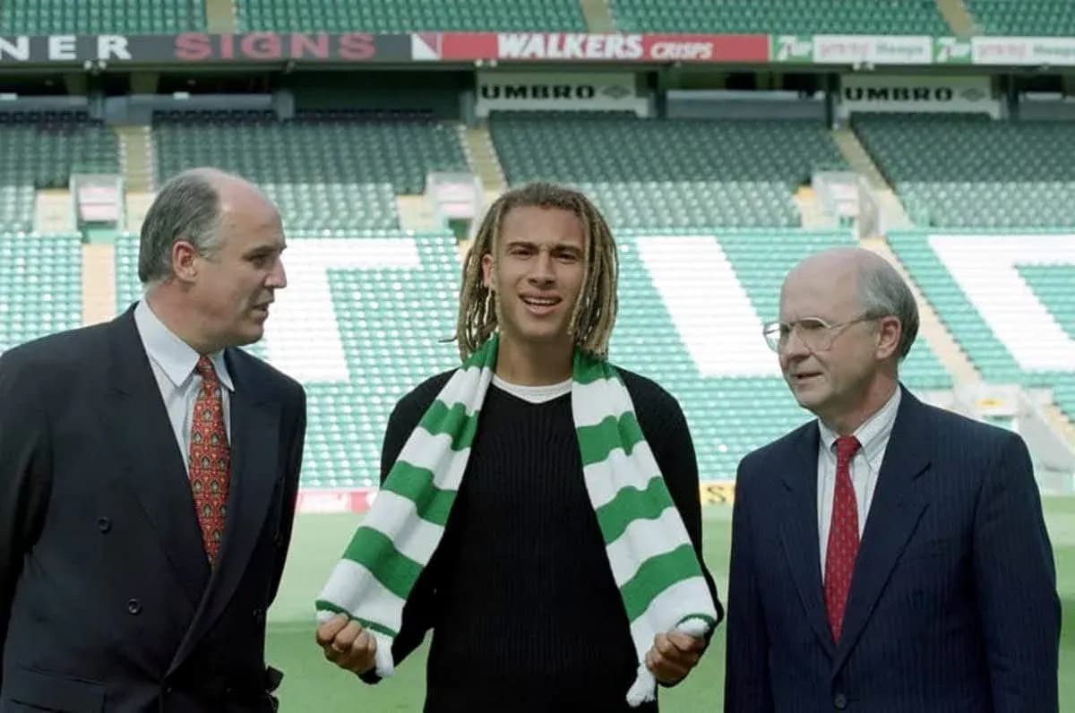 Jugador con bufanda de Celtic en presentación oficial