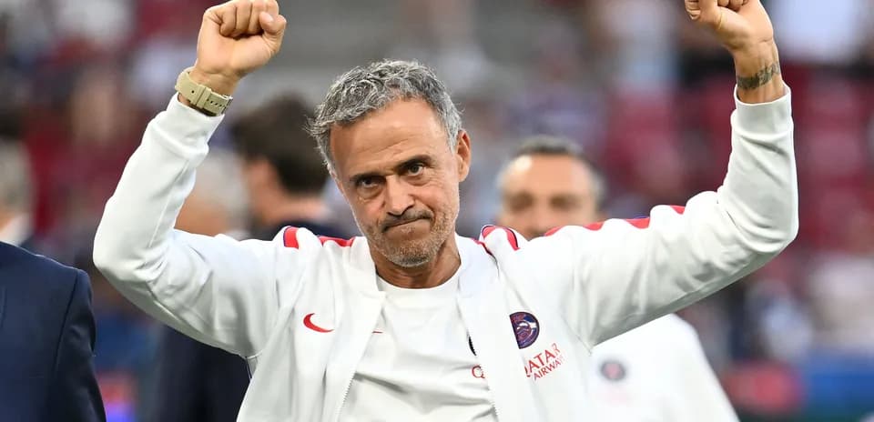 Entrenador levantando los brazos en señal de victoria