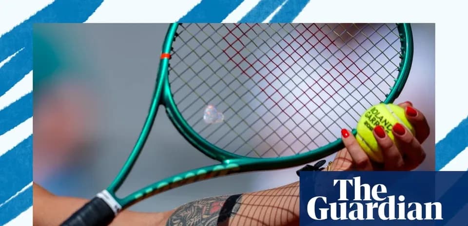 Mano sosteniendo una raqueta y una pelota de tenis