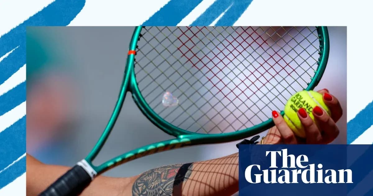 Mano sosteniendo una raqueta y una pelota de tenis