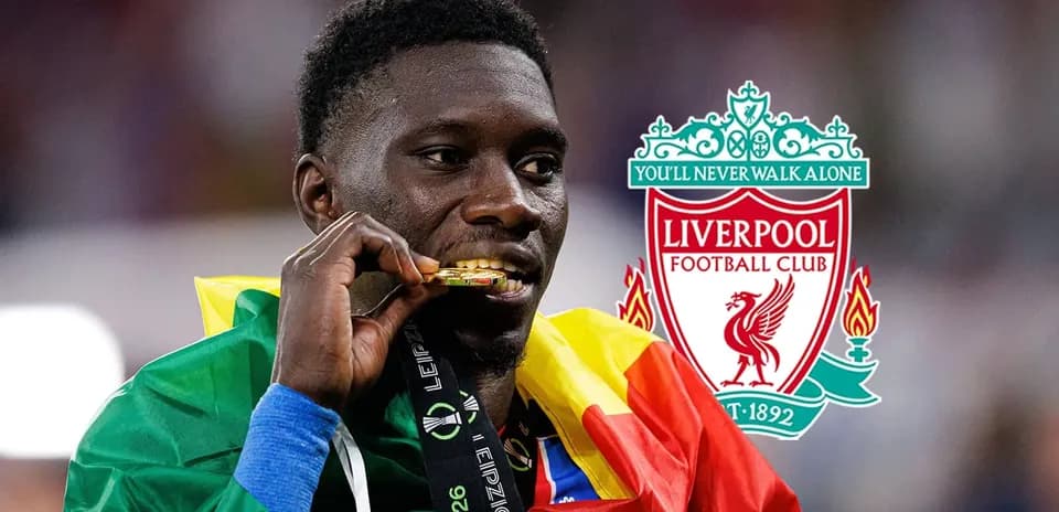 Jugador con medalla de oro y bandera de Camerún