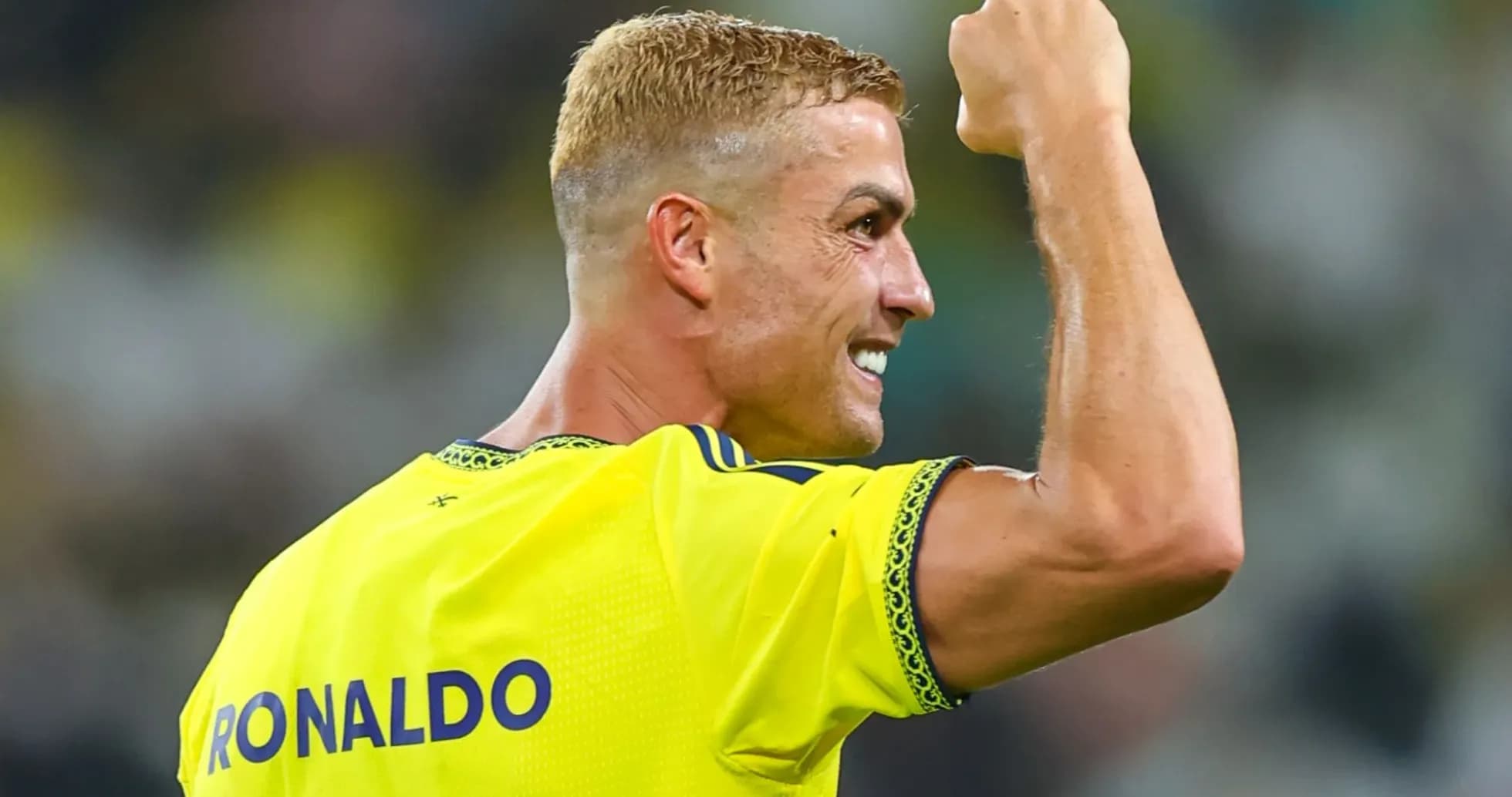 Jugador celebrando con puño en alto durante partido