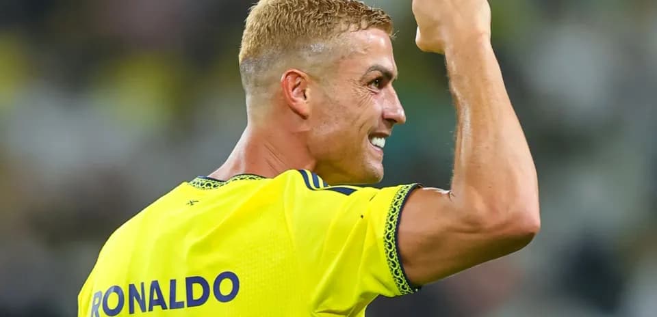Jugador celebrando con puño en alto durante partido